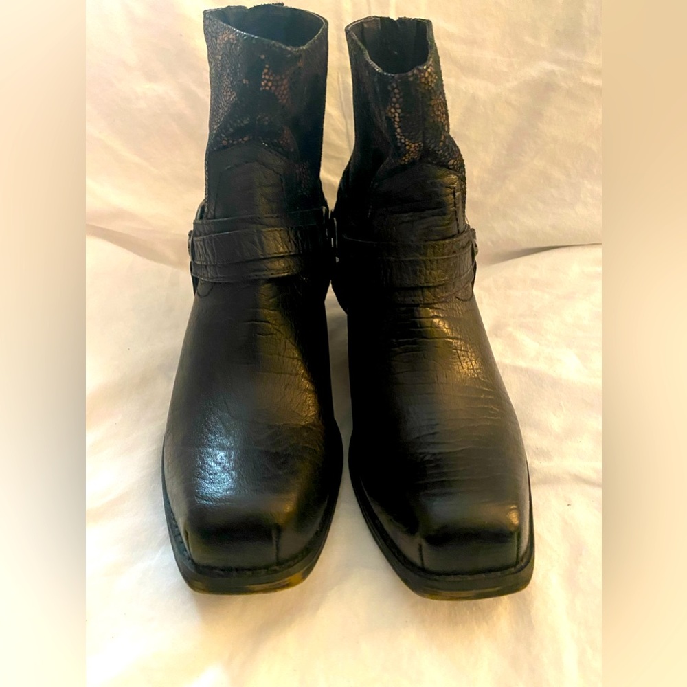 WOMENS VOGUE BOOTIE. SZ 7.5 NWOT OR BOX